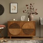 Commode design en bois dans un intérieur moderne et lumineux