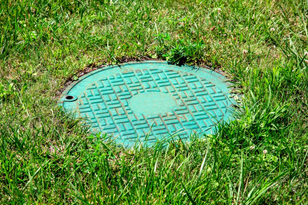 La vérification de l'étanchéité des trappes métalliques évite qu'une fosse septique odeur ne se répande dans le jardin.