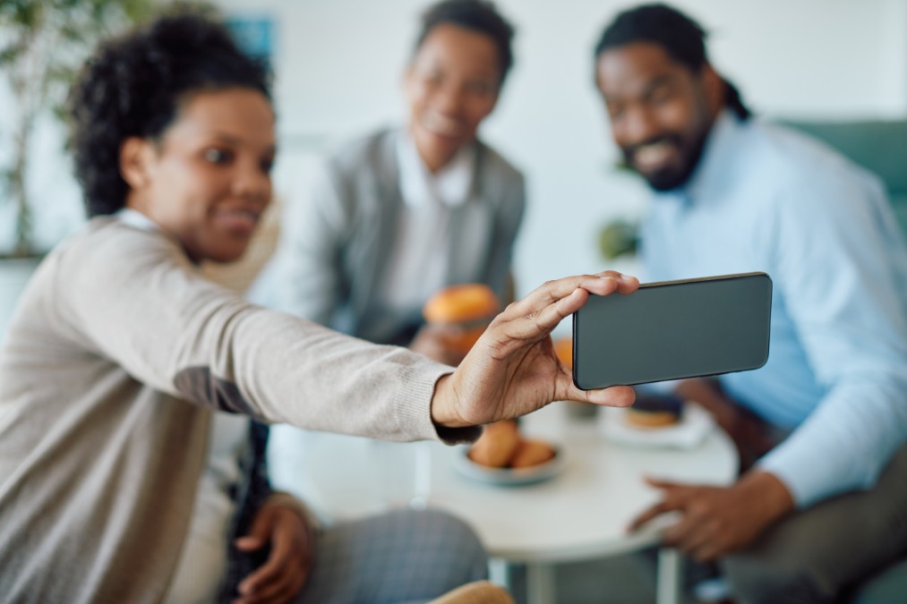 Clients et collaborateurs découvrant des photos de décoration partagées sur smartphone via un lien Zupimage.